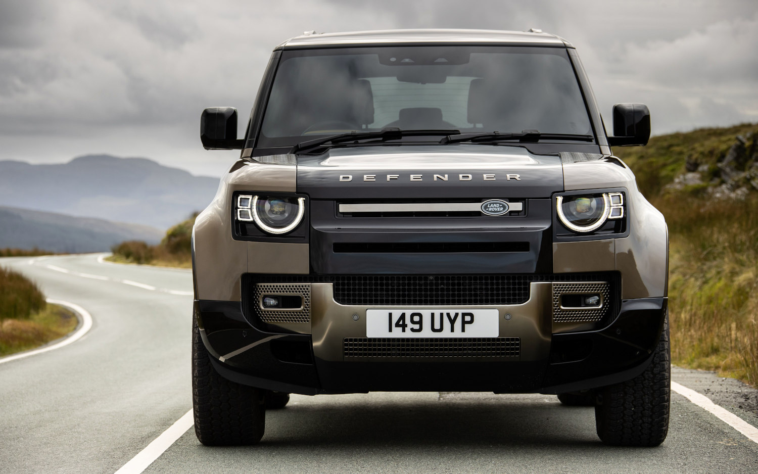 Comparison Land Rover Defender 90 X 2021 vs Toyota Land Cruiser